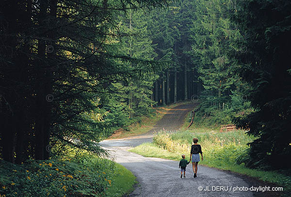 Famille en promenade -  family walking